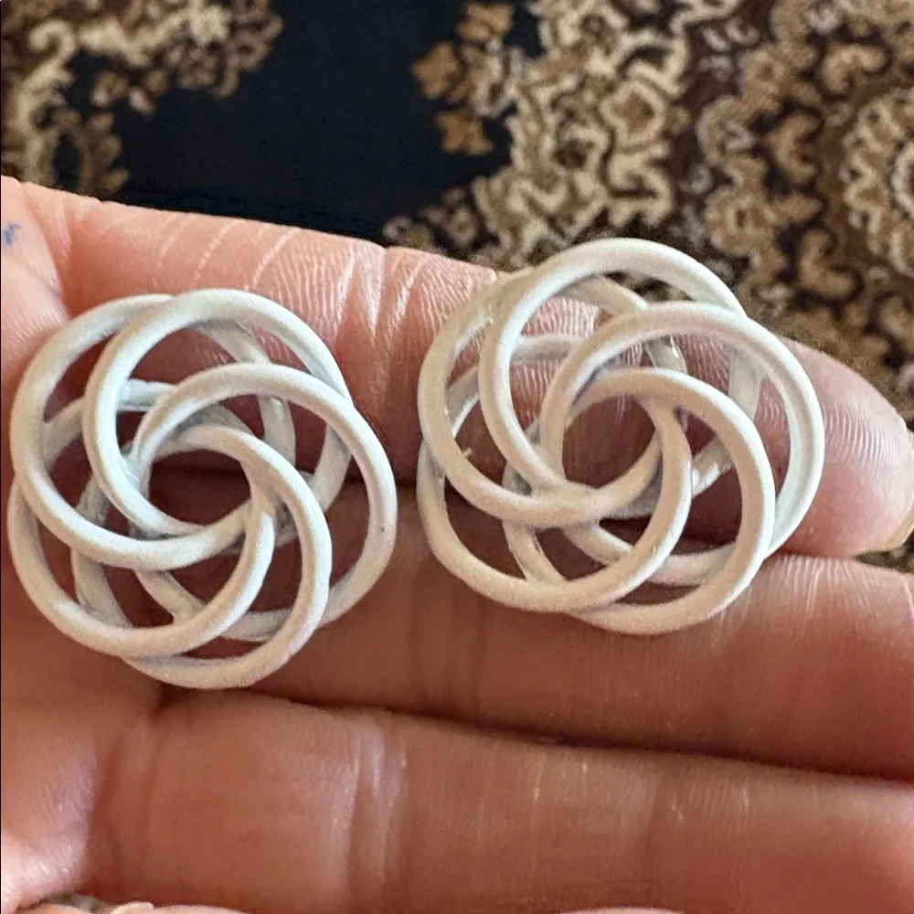 VINTAGE THICK WHITE WIRE MADE LARGE LOVE KNOT POST 1.2